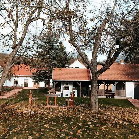 Glashütte Kisújbánya Vadászház Chalet *